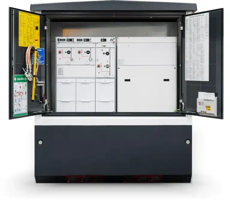 Innenansicht einer elektrischen Trafo Kompaktstation mit Schalt- und Schutztechnik