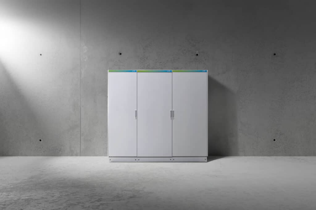 NSHV Schrank im Raum Erweitert WEB - NSHV: Effiziente Stromverteilung für Solar- und Energieprojekte