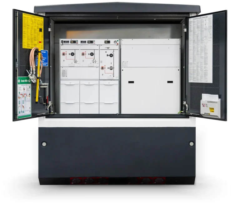 Geöffnete Mittelspannungsseite einer Kompaktstation von Faber E-Tec, mit sichtbaren Schaltanlagen und Sicherheitseinrichtungen
