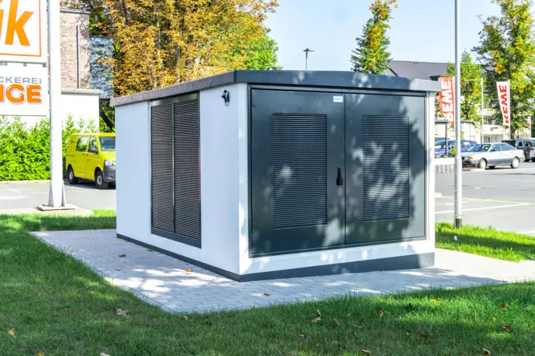 Eine moderne Trafostation von Faber E-Tec in Bünde, die maßgeblich zur sicheren und nachhaltigen Energieversorgung beiträgt. Diese Betonkompaktstation ist speziell für den Einsatz in der klimafreundlichen Energieinfrastruktur konzipiert und unterstützt die Ziele der deutschen Energiepolitik für eine stabile Stromversorgung und den Ausbau erneuerbarer Energien. Trafostation von Faber E-Tec für nachhaltige Energieversorgung und Klimaschutz in Deutschland