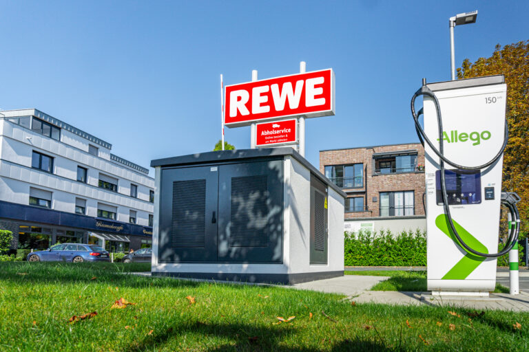 Trafostation für E-Auto-Ladestation auf dem REWE-Parkplatz in Paderborn