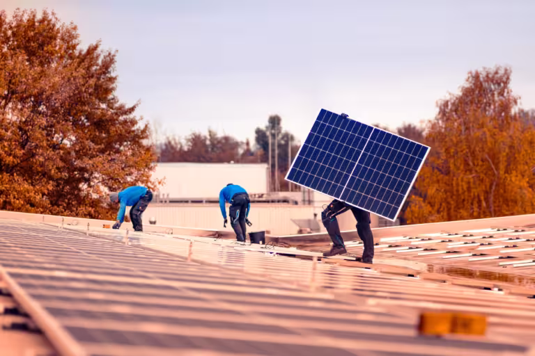 Große Photovoltaik-Aufdachanlage in Dortmund, installiert von Faber Solartechnik, mit Trafostation und Trafo Kompaktstation von Faber E-Tec