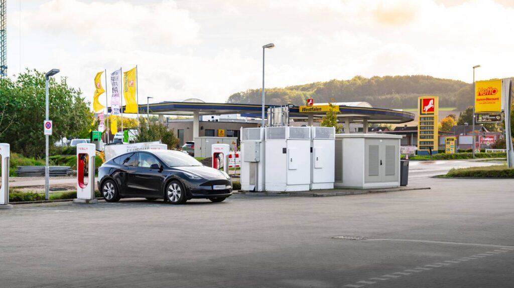 Op maat gemaakt compact transformatorstation voor Tesla-laadpark