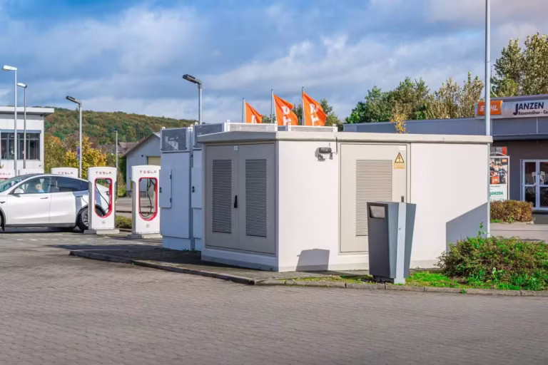Trafo Kompaktstation in Corporate-Design-Farben am E-Auto Supercharger Bissendorf