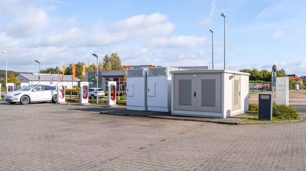 Gelakt transformatorstation op maat voor e-mobiliteit in Nedersaksen