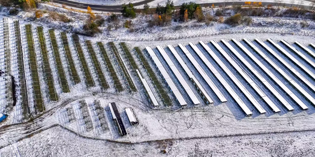 Drohnenansicht der Installation von Porträtmodulen im Solarpark Ohorn. Neue Kompakt Trafostation / Kompaktstation von Faber E-Tec