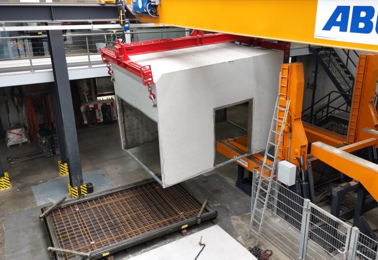 Trafostation Betonbau - Herstellung eines Betonkörpers für eine Kompakt-Trafostation Trafostation Betonbau - Betonkörper einer Kompakt-Trafostation während des Gießvorgangs mit sichtbarer Schalung und Bewehrung