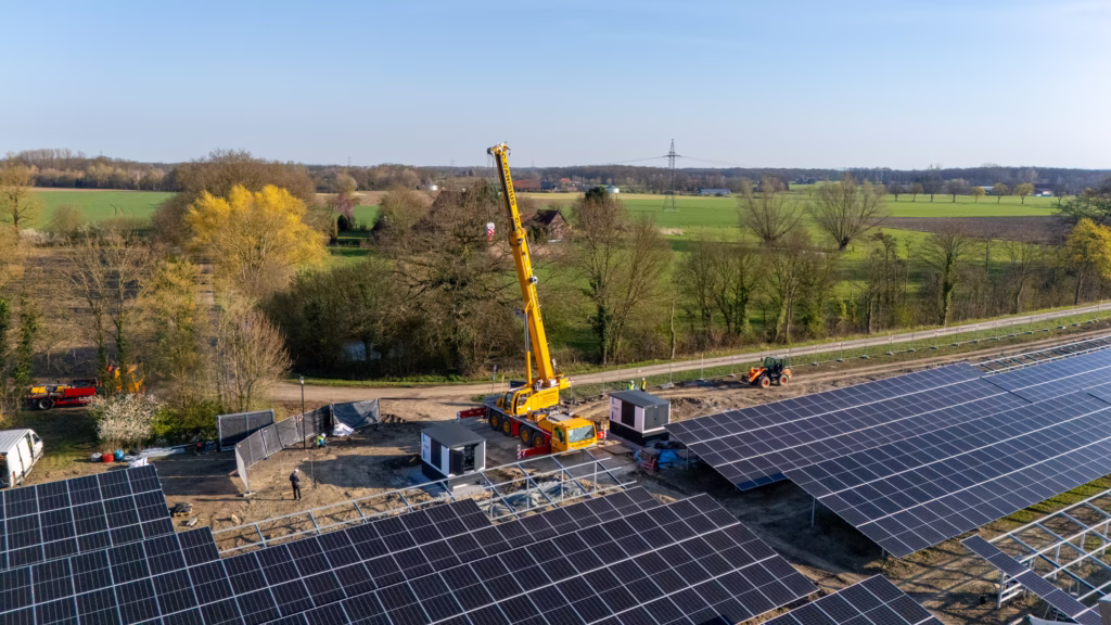 Installation einer Kompakttrafostation für Batteriespeicher mit Kran – Aufbau einer BESS-Infrastruktur