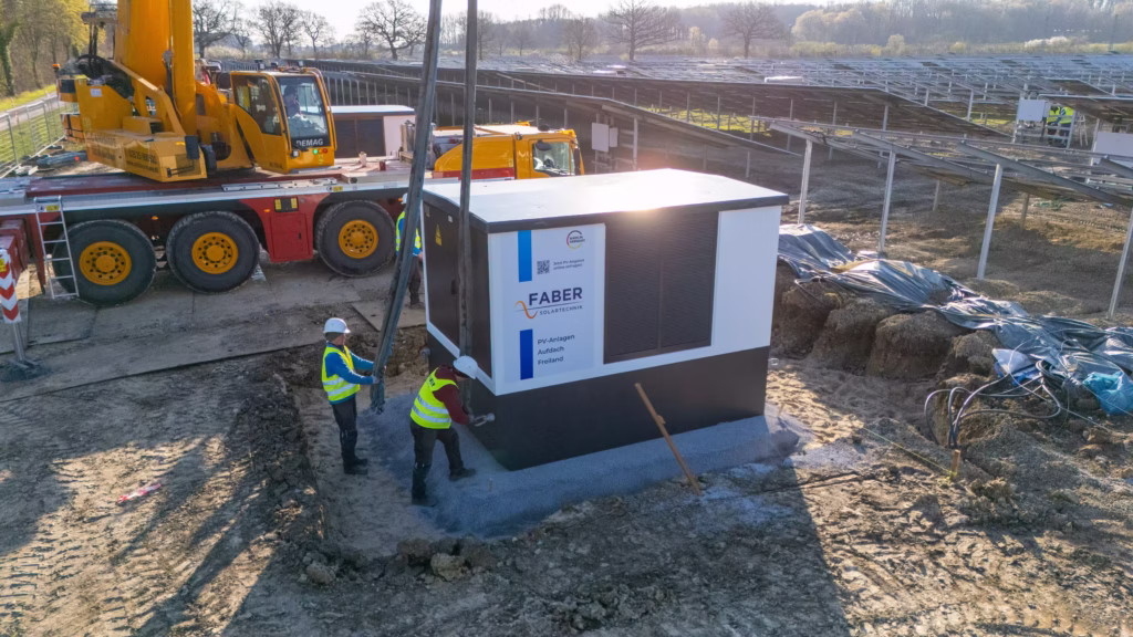 Installation einer Kompakttrafostation für Batteriespeichersysteme (BESS) per Kran – netzkompatible Trafolösung mit 400V, 690V oder 800V für Peak-Shaving, PV-Hybridanlagen, Regelleistung und industrielle Speicherinfrastruktur.