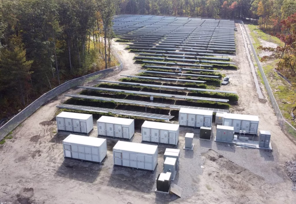 Moderne Batteriespeicher-Lösung (BESS) von Faber E-Tec neben einer Schnellladestation, um Lastspitzen im Gewerbe abzufangen.