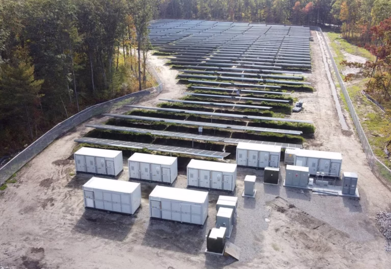 BESS für Schnelllader – Gewerbe und Industrie Moderne Batteriespeicher-Lösung (BESS) von Faber E-Tec neben einer Schnellladestation, um Lastspitzen im Gewerbe abzufangen.
