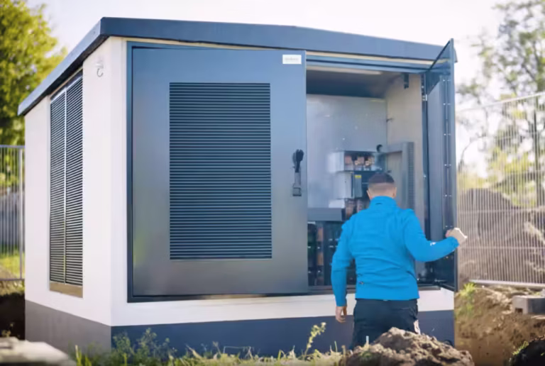 Techniker bei der Wartung einer Trafo-Kompaktstation von Faber E-Tec