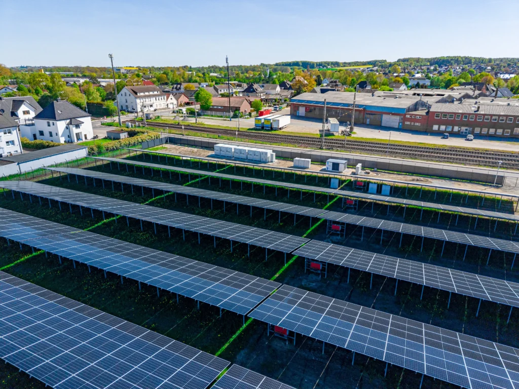 Finale Überprüfung der Netzanbindung der installierten Batteriespeicher für Solarparks vor der Inbetriebnahme.