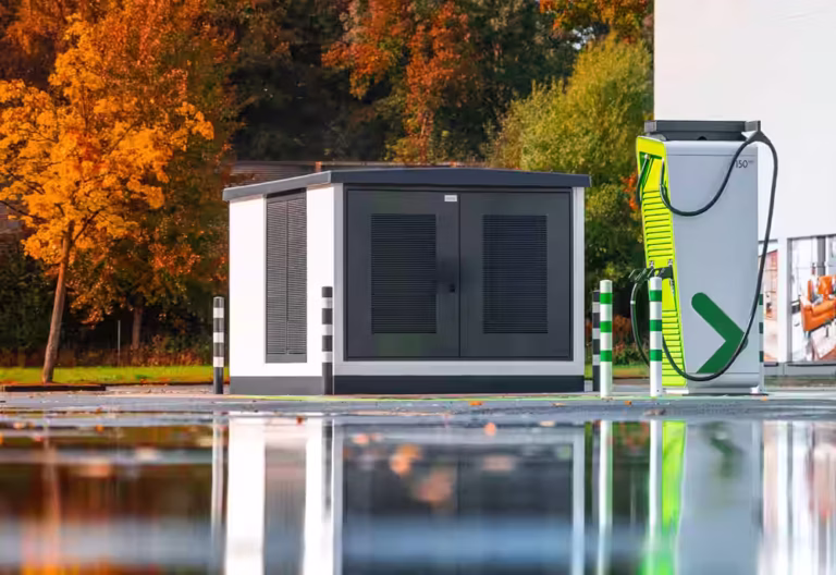 Was ist eine Trafostation? Kompakte Trafostation von Faber E-Tec zur sicheren Netzanbindung von Schnellladestationen und E-Mobilitäts-Ladeinfrastruktur.
