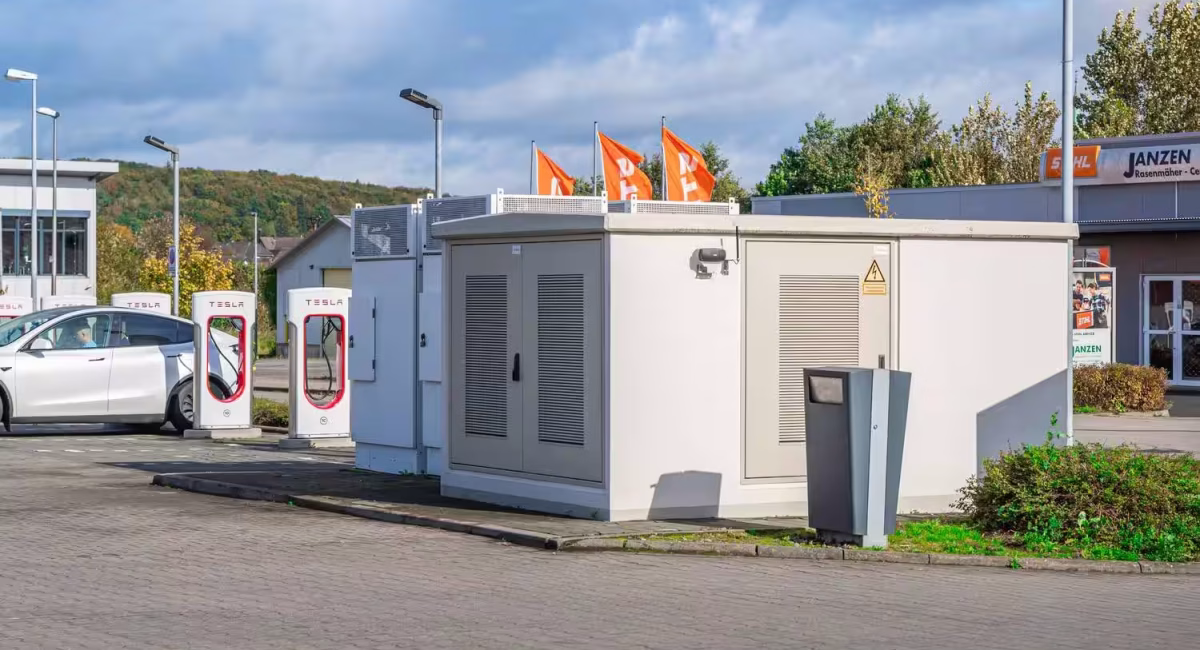 Transformer compact station in corporate design kleuren bij de Bissendorf e-car supercharger
