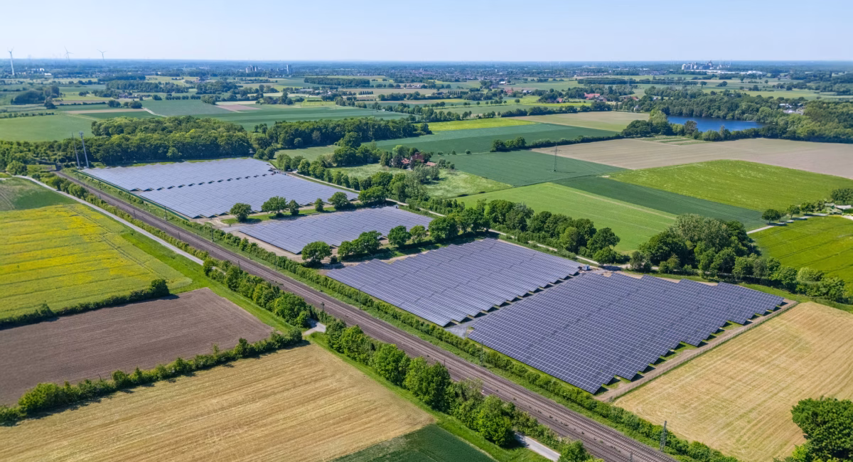 Luftaufnahme eines neu errichteten Solarparks zwischen Oelde und Ennigerloh mit Trafostationen von Faber E-Tec im Vordergrund