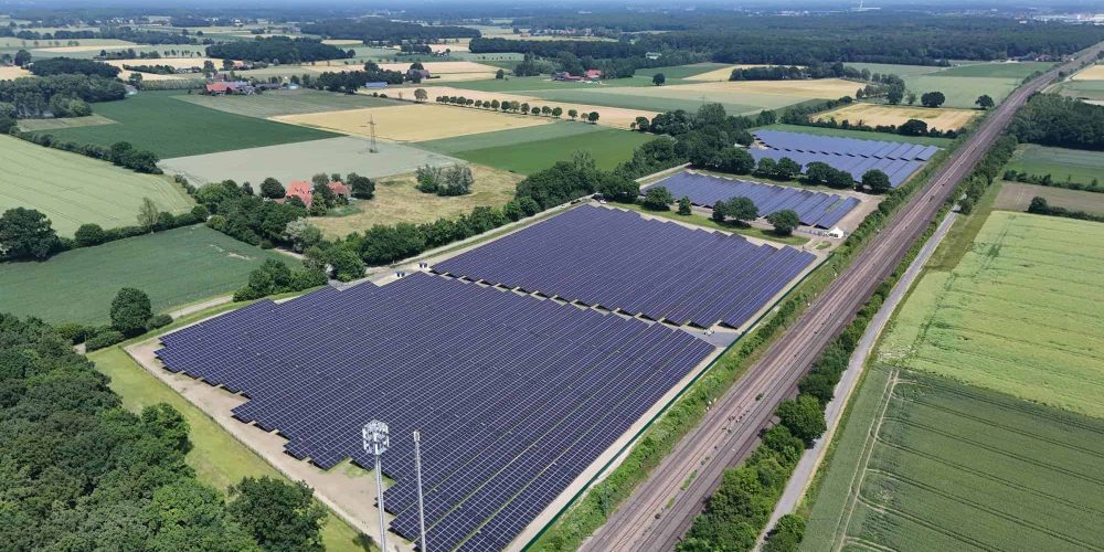 Installierte Photovoltaikanlage mit Kompakt-Trafostation der Faber Energy Group