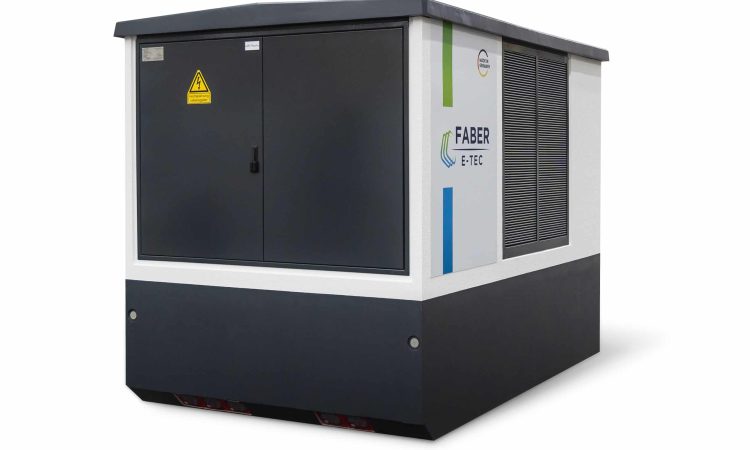 Transformatorenstation in Betonbauweise, die hohen Sicherheitsanforderungen entspricht und magnetische Felder kontrolliert.