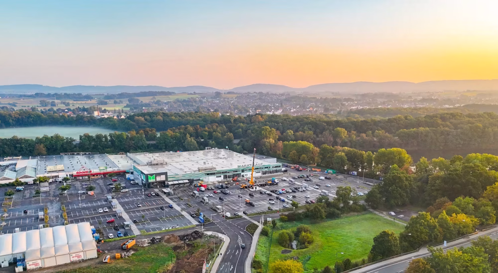 Luftaufnahme des Marktkaufs in Löhne (OWL) mit Parkplatz, Kran und grüner Umgebung in Nordrhein-Westfalen. Kran, Gewerbegebiet, Trafostation, Lieferung, Installation