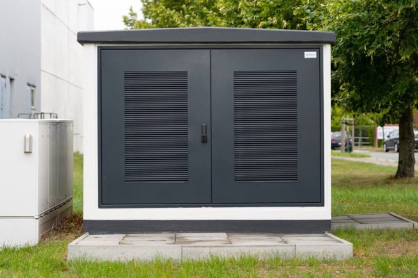 {bildtitle} Kompaktstationen oder auch Trafo-Kompaktstation für effiziente Energieverteilung im Außenbereich