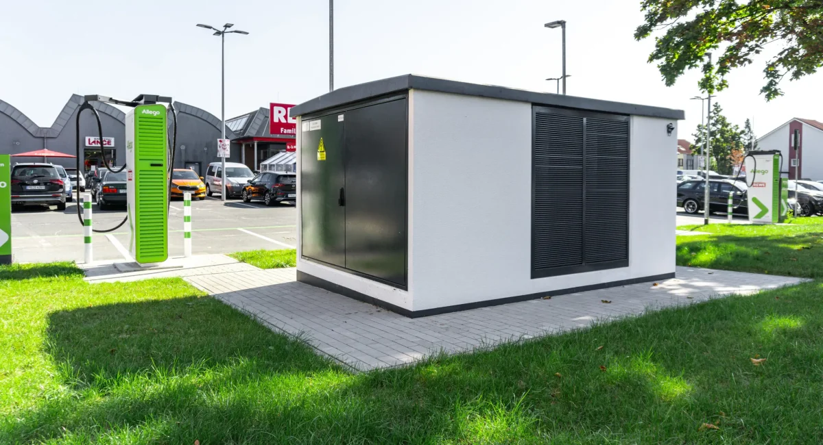 Kompaktstation Trafo im Betonbau, das eine moderne Trafo Kompaktstation zeigt. Ideal für Anwendungen wie Photovoltaik, E-Mobilität und Netzbetreiber. Diese Trafostation steht für Effizienz und platzsparendes Design.