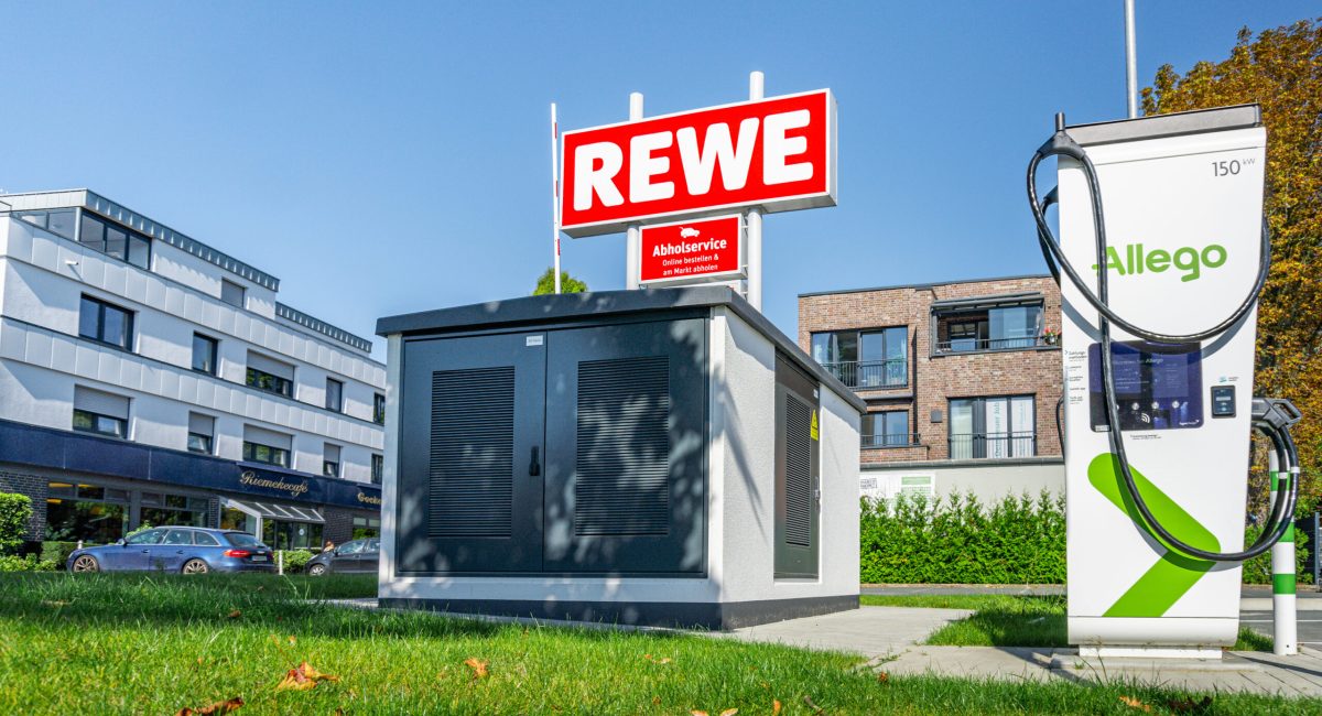 Trafostation für E-Auto-Ladestation auf dem REWE-Parkplatz in Paderborn