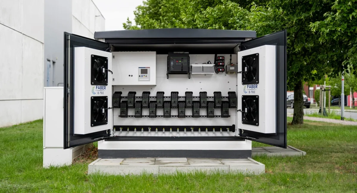 Kompakte Trafostation von Faber E-Tec mit geöffneter Schaltanlage und moderner Trafo-Technik.