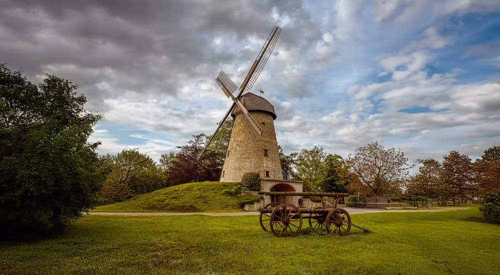 Historische Windmühle in Ennigerloh im Münsterland bei sonnigem Wetter