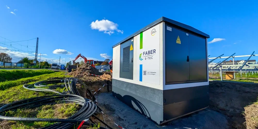 Trafostation Faber E-Tec bei Freiflächen-Solaranlage in Rödinghausen unter blauem Himmel