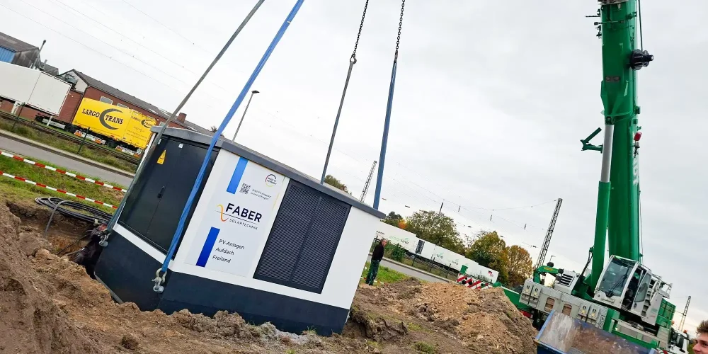 Freiflächen-Photovoltaikanlage Rödinghausen – Installation einer Trafo-Kompaktstation durch Faber Solartechnik