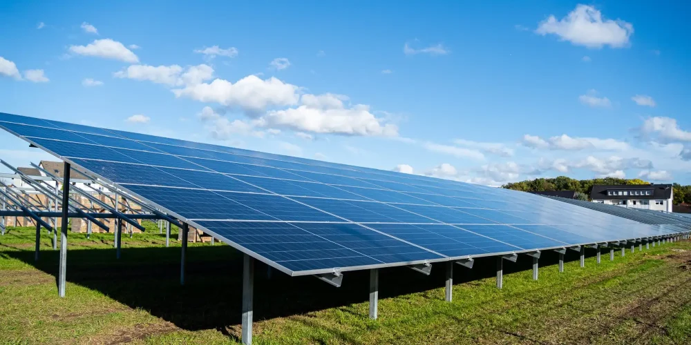 PV-Feld mit montierten Solarmodulen auf grüner Fläche in Rödinghausen