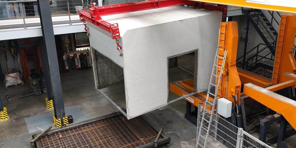 Trafostation Betonbau - Betonkörper einer Kompakt-Trafostation während des Gießvorgangs mit sichtbarer Schalung und Bewehrung