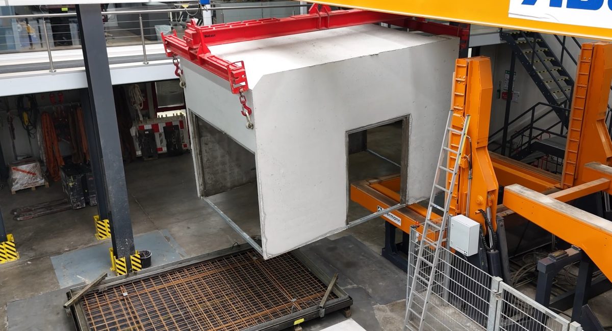 Trafostation Betonbau - Betonkörper einer Kompakt-Trafostation während des Gießvorgangs mit sichtbarer Schalung und Bewehrung