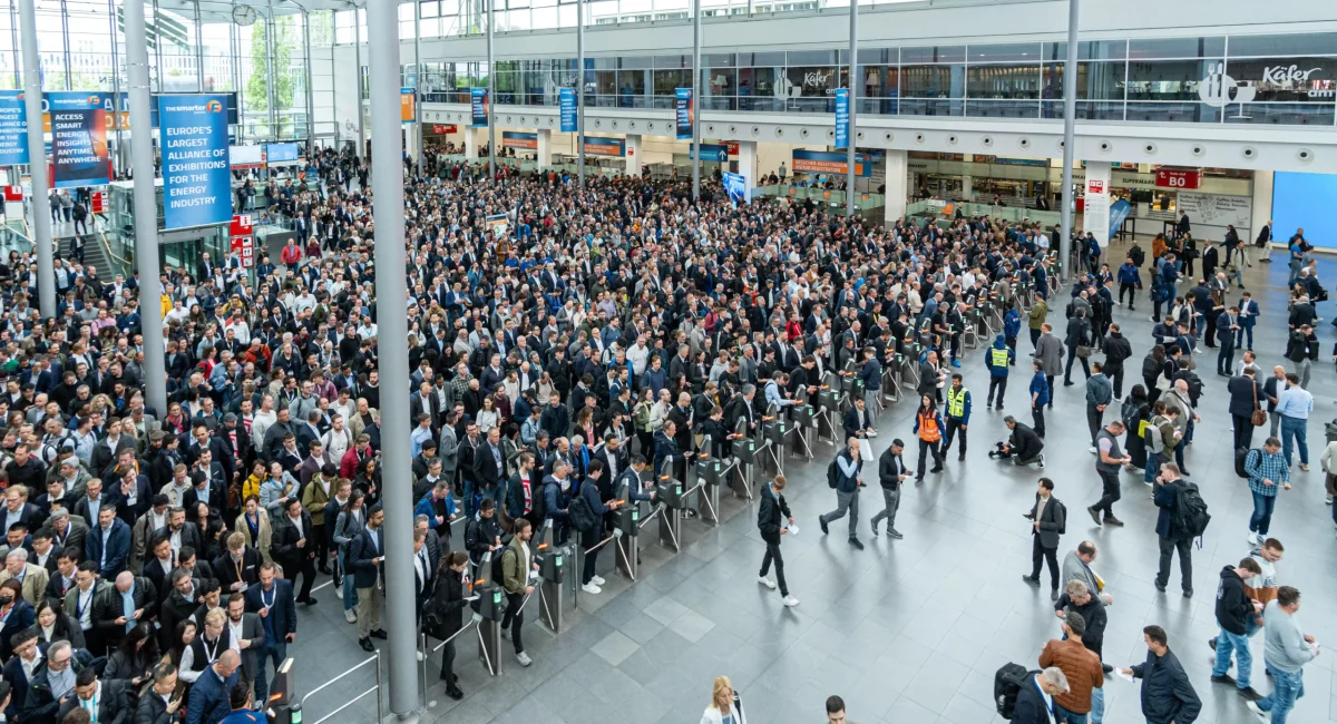Foule nombreuse et public spécialisé dans le hall d'entrée du parc des expositions de Munich lors de l'Intersolar Europe 2026 pour des projets dans les domaines du photovoltaïque, des BESS et des infrastructures énergétiques.