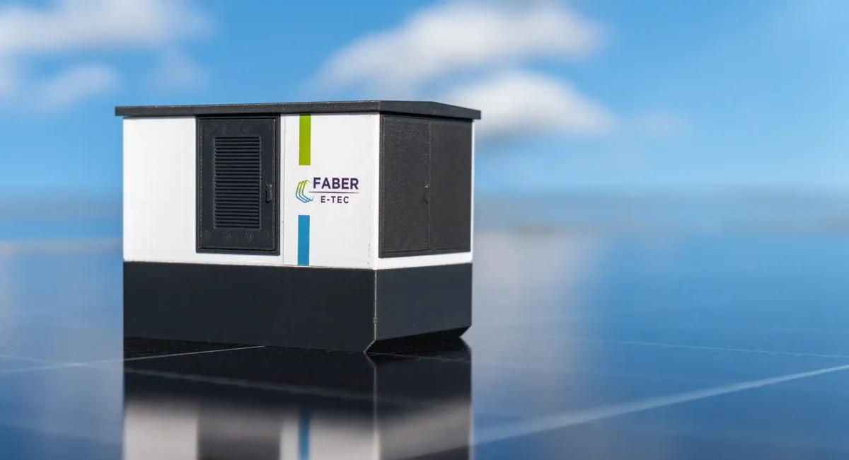 Miniaturmodell einer Faber E-Tec Trafo-Kompaktstation auf PV-Modul
