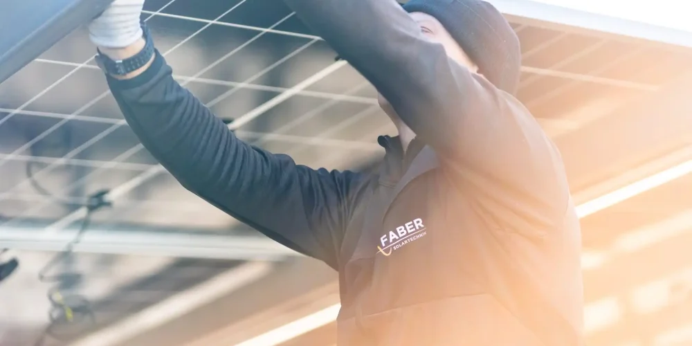 Monteur von Faber Solartechnik montiert Solarmodul in Rödinghausen
