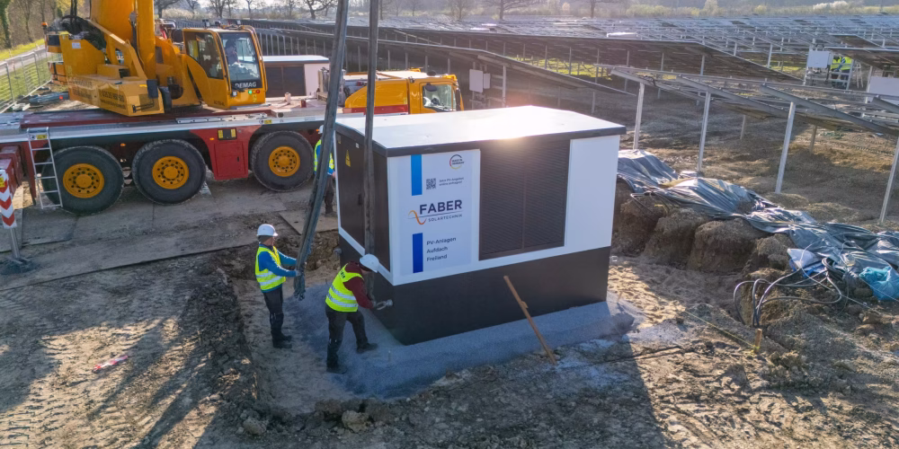 Installation einer Kompakttrafostation für Batteriespeichersysteme (BESS) per Kran – netzkompatible Trafolösung mit 400V, 690V oder 800V für Peak-Shaving, PV-Hybridanlagen, Regelleistung und industrielle Speicherinfrastruktur.
